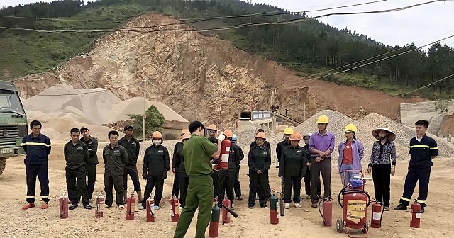 HTX Phương Nhung phối hợp với chính quyền, các đơn vị tập huấn an toàn lao động cho các thành viên và người lao động.