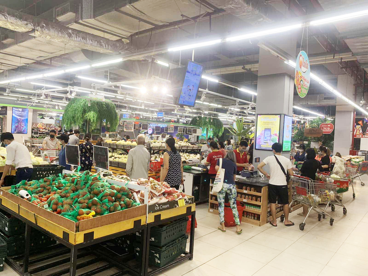 Trong thời gian các siêu thị, cửa hàng có liên quan đến F0 tạm dừng hoạt động, gần 1.000 siêu thị và cửa hàng VinMart/VinMart còn lại tại Hà Nội sẽ tăng công suất phục vụ để đáp ứng kịp thời nhu cầu tiêu dùng thiết yếu của người dân.