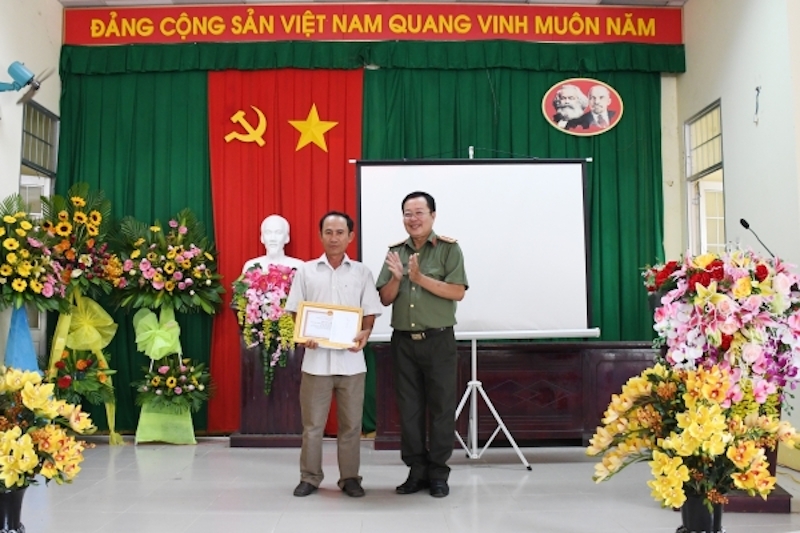 Công an tỉnh Trà Vinh trao giấy khen cho Ban chủ nhiệm mô hình “Gia đình giáo dân đoàn kết, gương mẫu giữ gìn an ninh, trật tự” ở xã Hưng Mỹ.