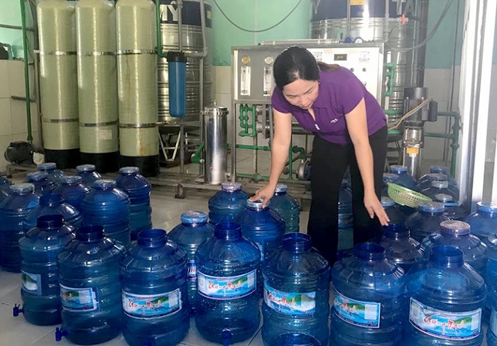 Kiểm tra chất lượng đóng bình trước khi xuất ra thị trường.