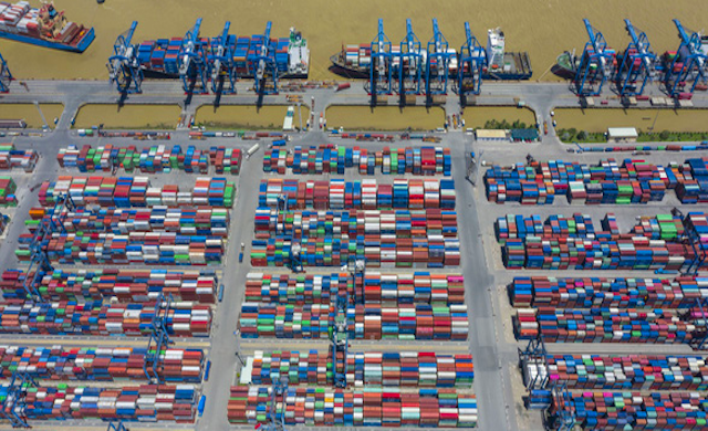 Container hàng xếp kín tại cảng Cát Lái những ngày gần đây. (Ảnh: Int)