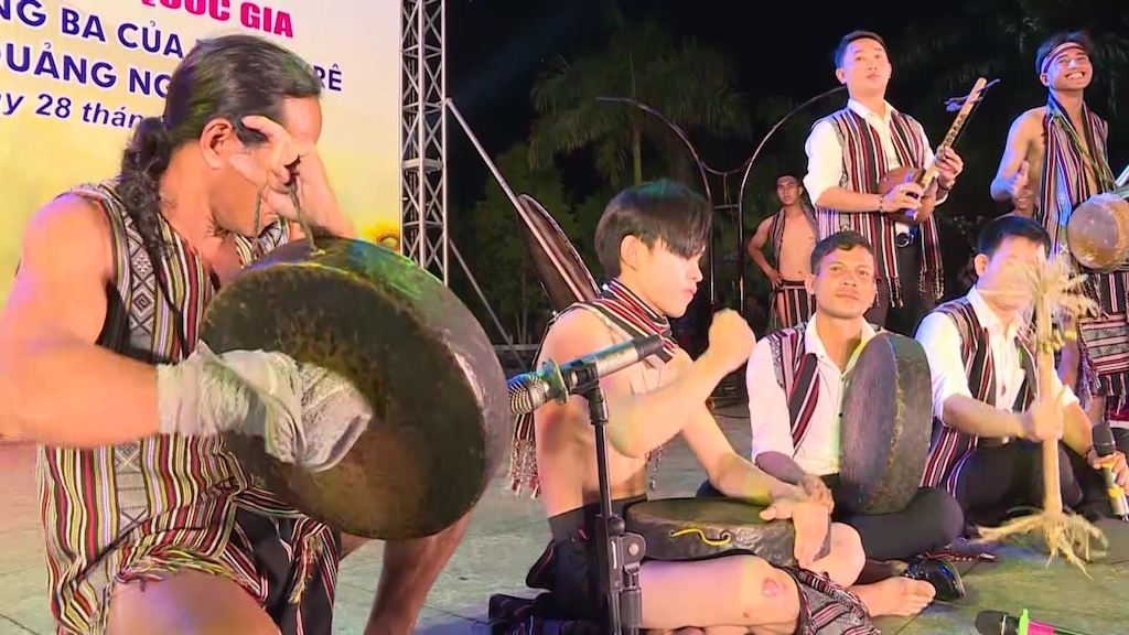 Bản sắc văn hoá truyền thống của người Hrê ở Quảng Ngãi được giữ gìn nhờ vào tâm huyết của các nghệ nhân dân gian lâu năm và người có uy tín.