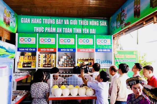 Gian trưng bày và giới thiệu các sản phẩm OCOP của tỉnh Yên Bái.