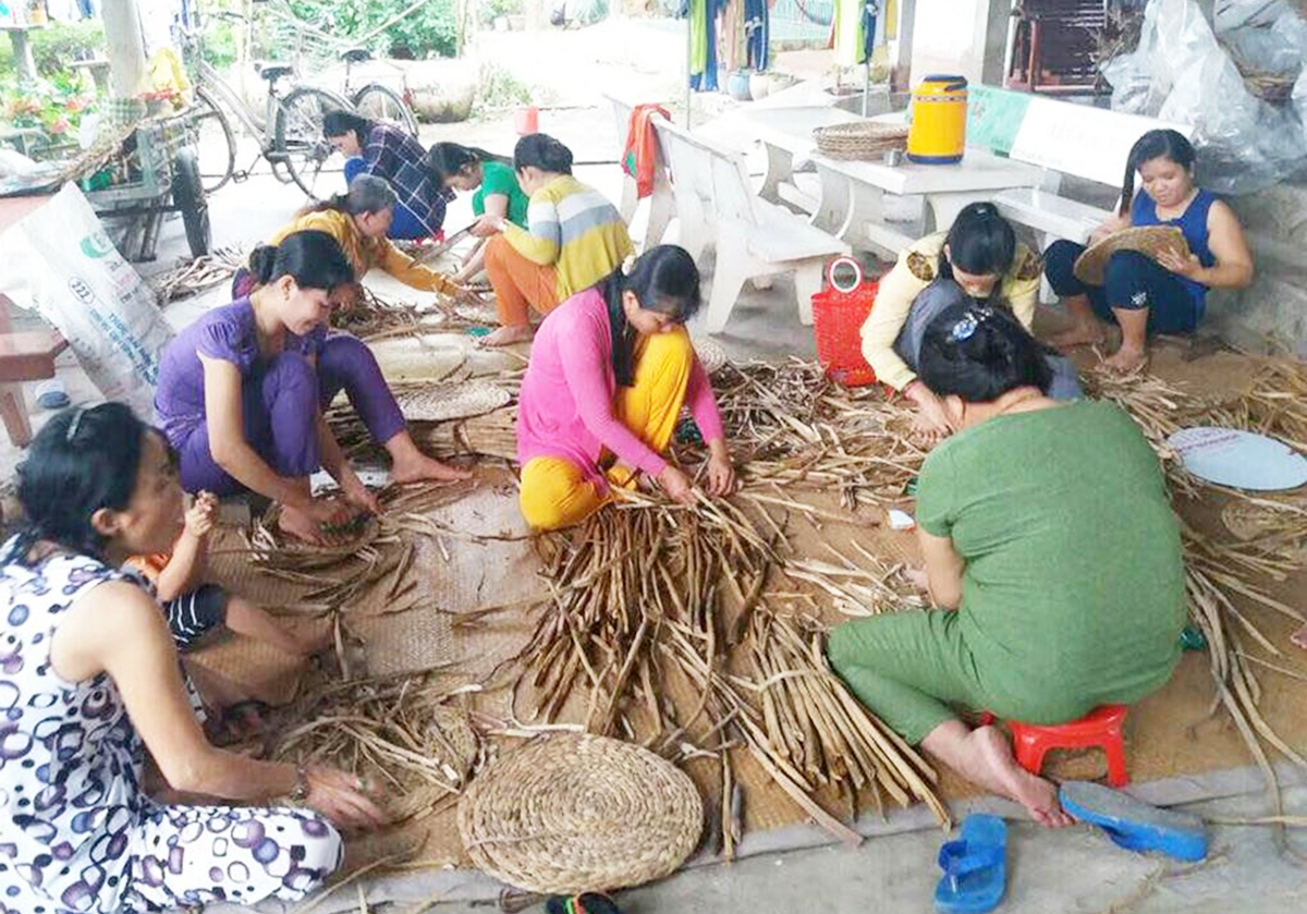 Được học nghề giúp lao động nông thôn nâng cao thu nhập, cải thiện đời sống (Ảnh TL).