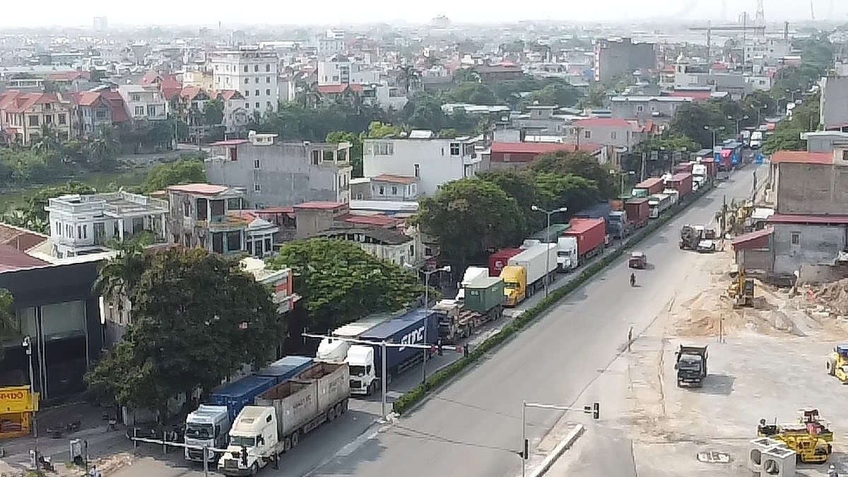 Lực lượng chức năng tại Hải Phòng tăng cường kiểm soát chặt chẽ người và phương tiện vào TP Hải Phòng (Ảnh: T.Vân)