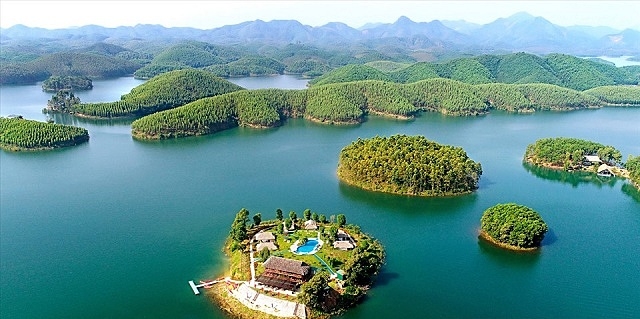 Hồ Thác Bà đang trở thành điểm du lịch hấp dẫn khi đến tỉnh Yên Bái. Ảnh: Thanh Miền