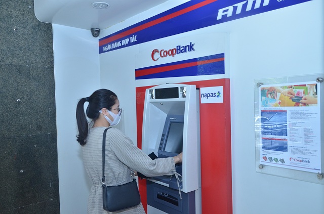 Khách hàng giao dịch tại ATM của Ngân hàng Hợp tác xã Việt Nam.