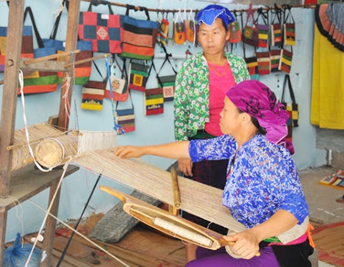 Đồng Văn đang tích cực tổ chức dạy nghề để ổn định cuộc sống cho những lao động làm nghề truyền thống (Ảnh TL).