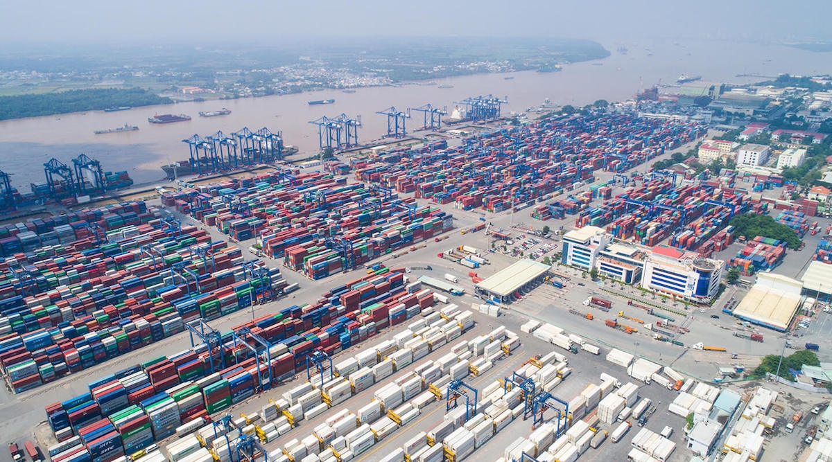 Cảng Cát Lái đang đối mặt với tình trạng ùn tắc container hàng hóa.