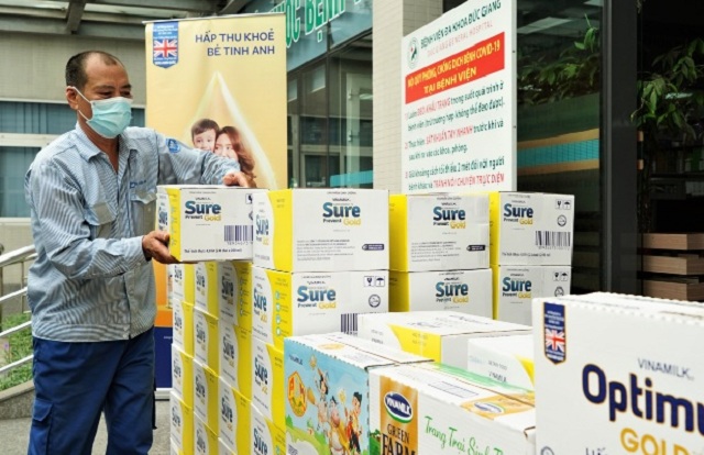 Với sự nỗ lực và quyết tâm của tập thể cán bộ công nhân viên, hàng trăm chuyến xe của Vinamilk vẫn đều đặn lăn bánh, mang món quà sức khỏe đến với tuyến đầu