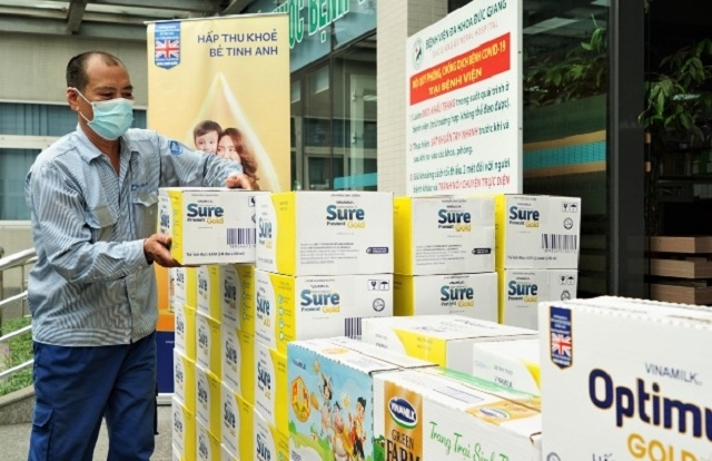 Với sự nỗ lực và quyết tâm của tập thể cán bộ công nhân viên, hàng trăm chuyến xe của Vinamilk vẫn đều đặn lăn bánh, mang món quà sức khỏe đến với tuyến đầu