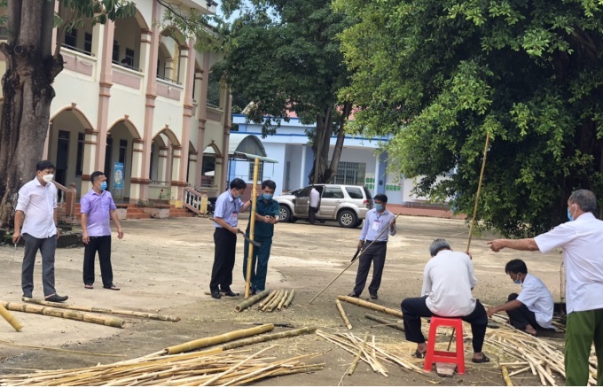 Đồng bào S'tiêng ấp Sóc Răng chuẩn bị tre làm giường cho khu cách ly tập trung của huyện Hớn Quản.