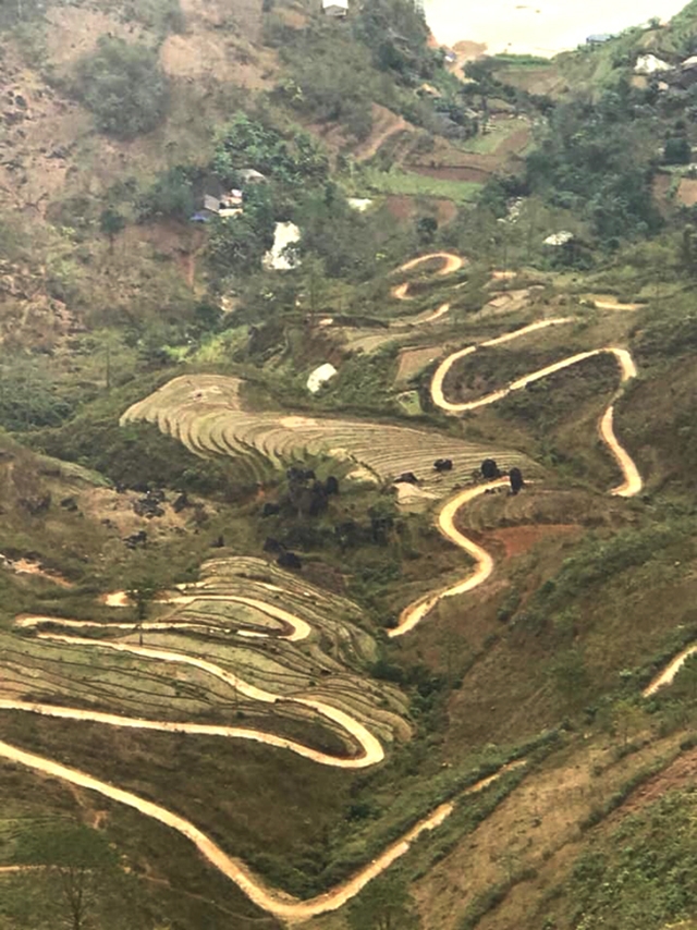 Đường vào bản Tà Làng quanh co, nhưng kinh tế xã hội đã có sự đổi thay tích cực nhờ sự đầu tư của Nhà nước, sự vào cuộc của chính quyền và nỗ lực vươn lên của nhân dân.