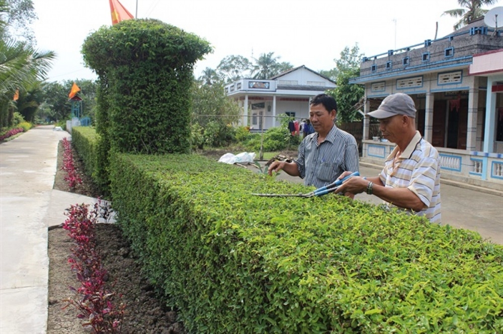 Người dân tích cực tham gia làm đẹp cảnh quan vườn nhà để nâng chất nông thôn mới.