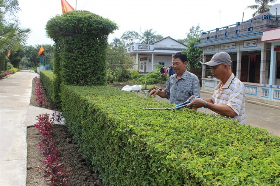 Người dân tích cực tham gia làm đẹp cảnh quan vườn nhà để nâng chất nông thôn mới.