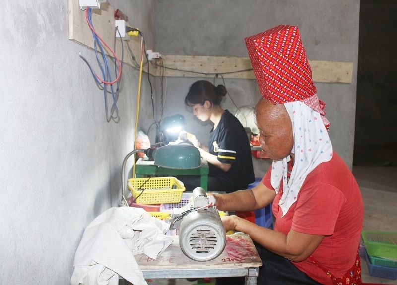 Người lao động làm việc tại HTX sản xuất mây tre đan Quảng Sơn (Ảnh TL).