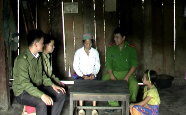 Lực lượng Công an xã và thành viên mô hình “Toàn dân đoàn kết, không theo học đạo trái pháp luật” xã Khâu Vai đến từng nhà dân để tuyên truyền, vận động người dân đoàn kết, xây dựng đời sống văn hóa, đảm bảo an ninh trật tự.