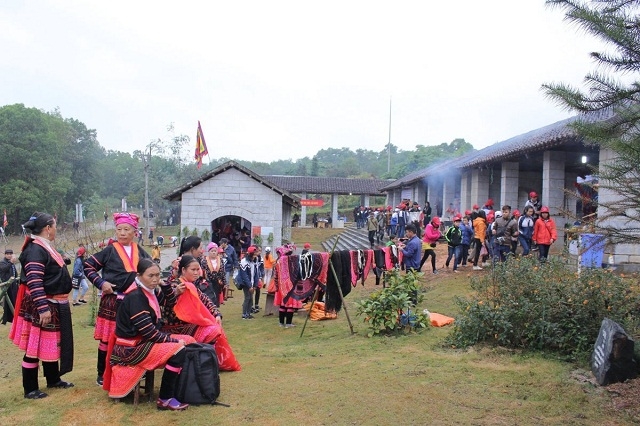 Quang cảnh một phiên chợ vùng cao được tái hiện tại Làng Văn hóa - Du lịch các dân tộc Việt Nam (Ảnh: TL)