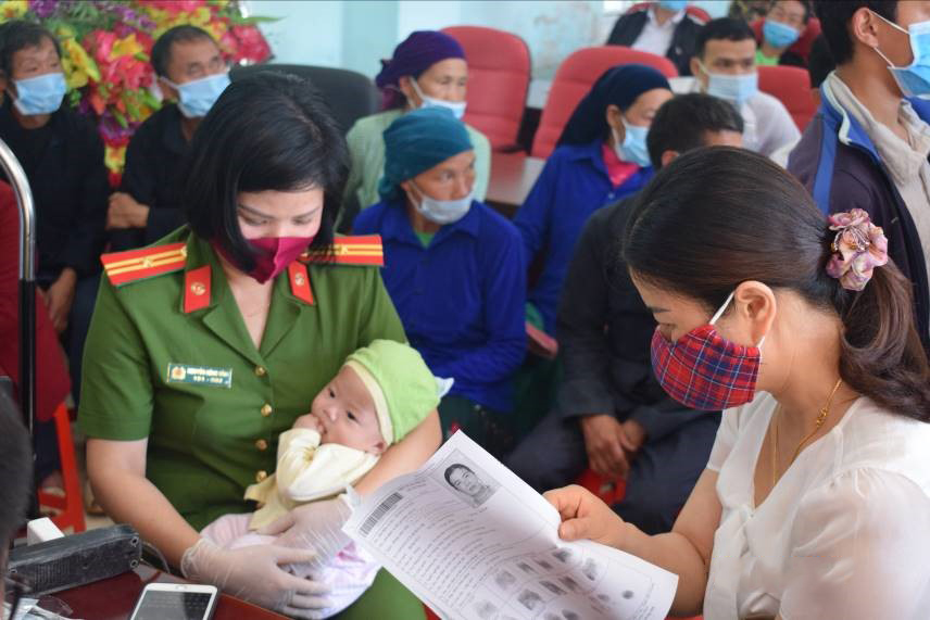 Tích cực tuyên truyền, hỗ trợ người dân là biện pháp tốt nhất để vận động người dân cùng đóng góp vào công tác bảo vệ an ninh trật tự trong các thôn bản ở xã Khâu Vai.