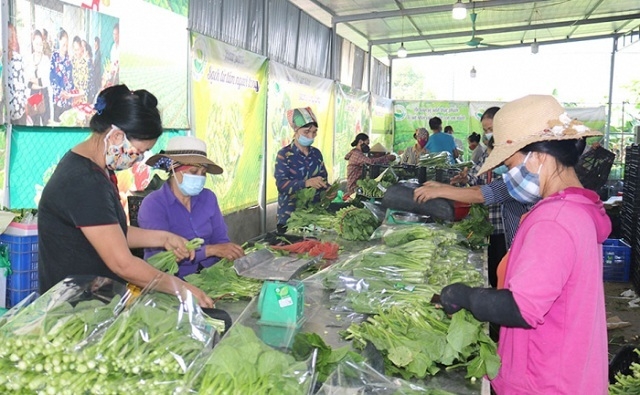 Chung tay tiêu thụ nông sản cho bà con nông dân trong bão dịch Covid-19.