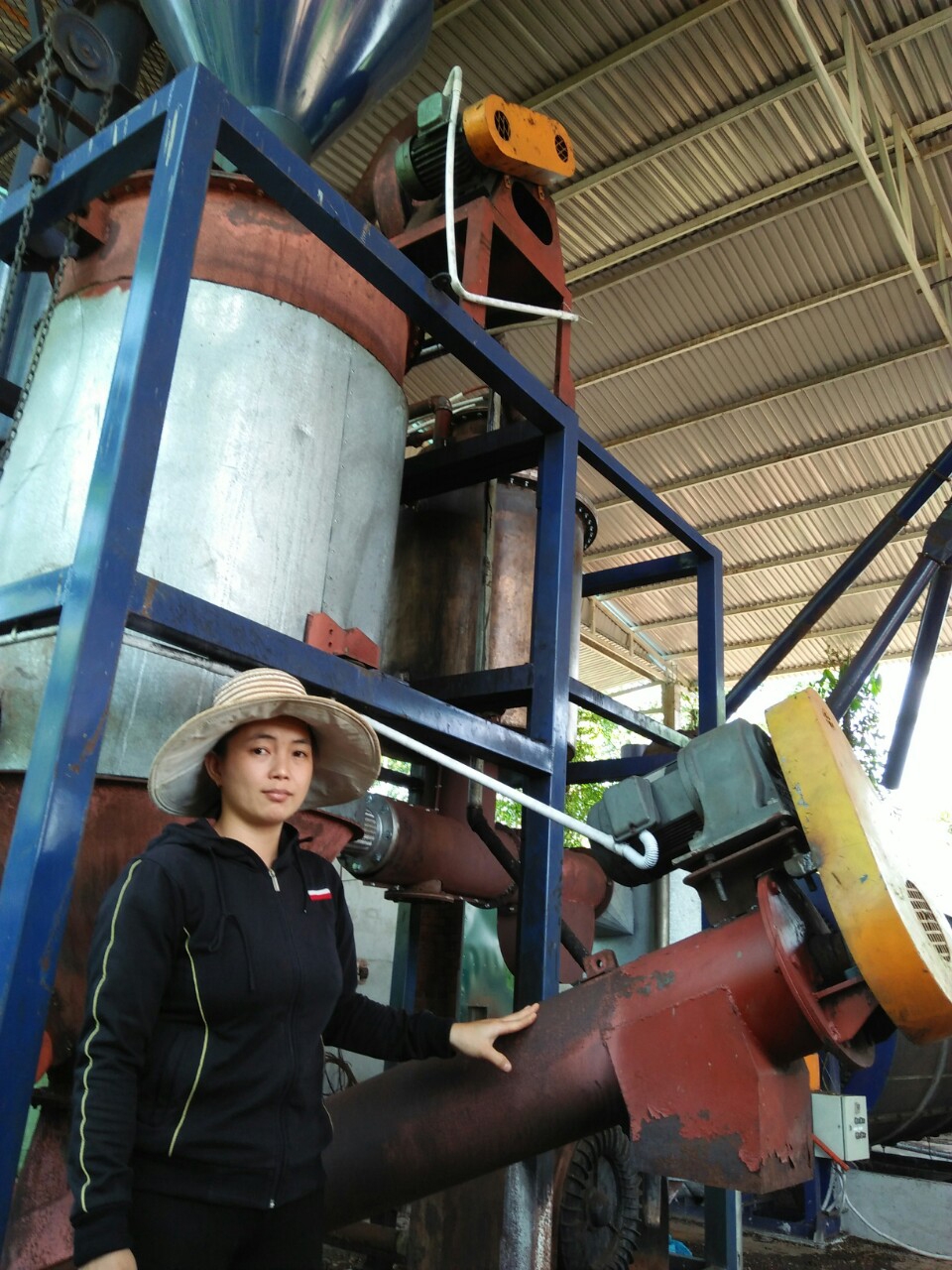 Chị Triệu Thị Châu, Giám đốc HTX Bình Minh giới thiệu hệ thống máy móc của HTX.