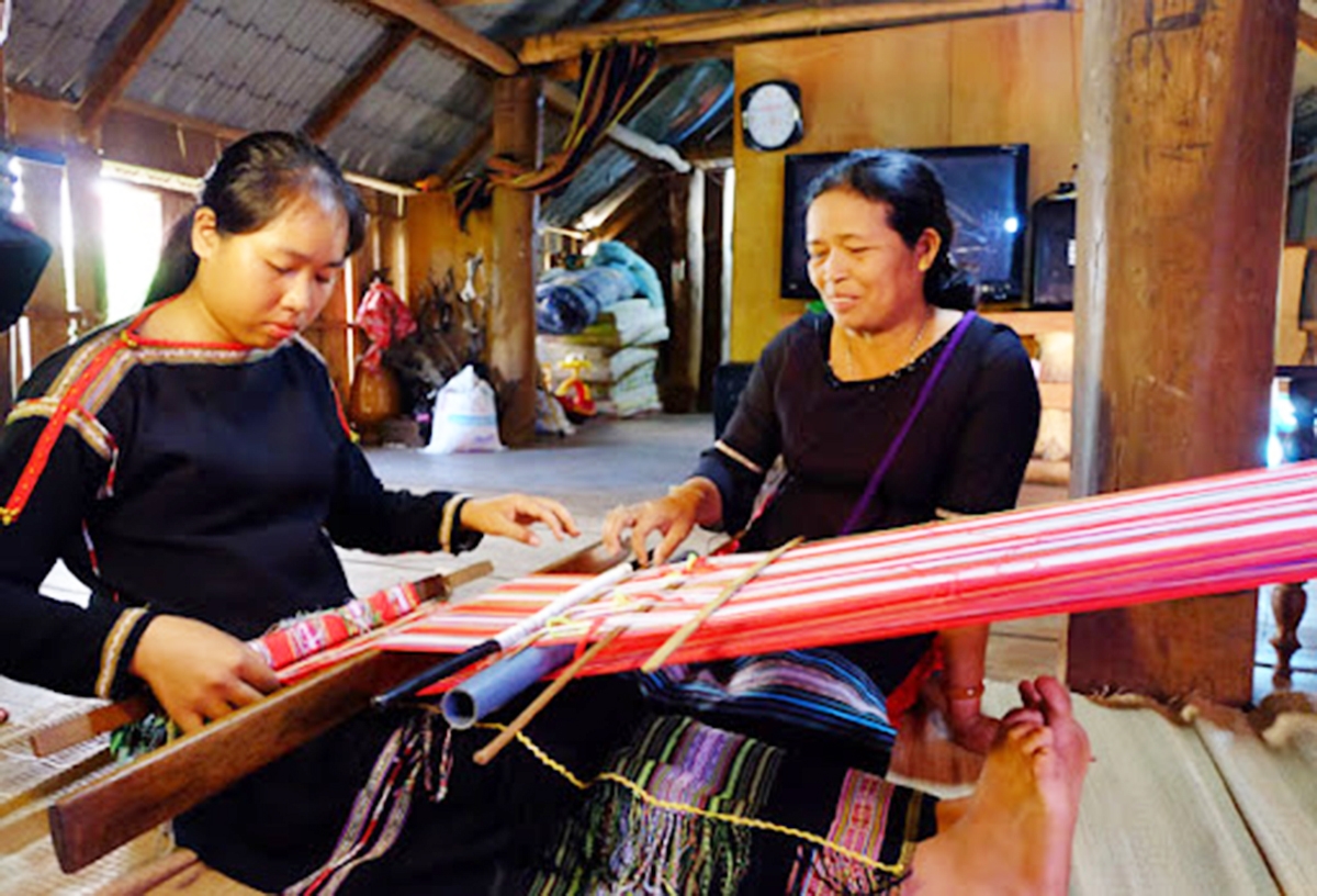 HTX đang tích cực tổ chức dạy nghề, truyền nghề cho lao động trẻ tại địa phương (Ảnh TL).