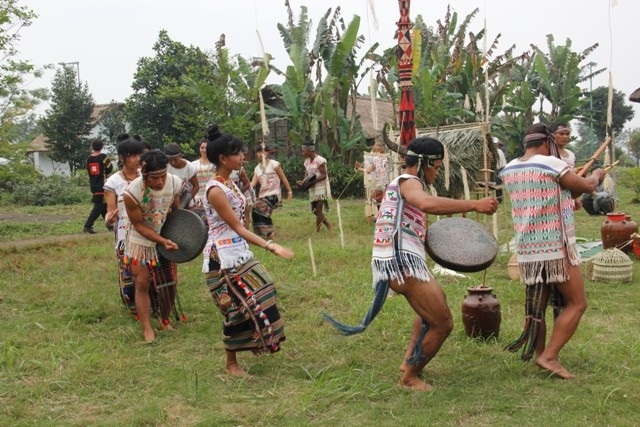 Đồng bào Mạ nhảy múa quanh cây nêu cùng tiếng chiêng trống, kèn bầu, kèn môi... trong lễ cúng thần lúa (Ảnh: TL)