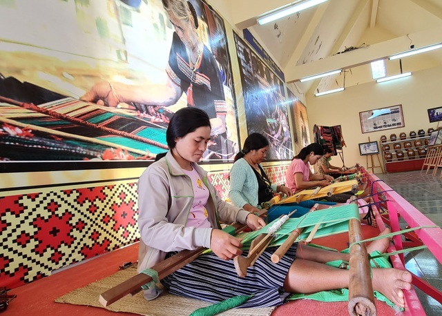 Các chị em phụ nữ trong THT dệt thổ cẩm xã Đăk Nia (Ảnh: TL)