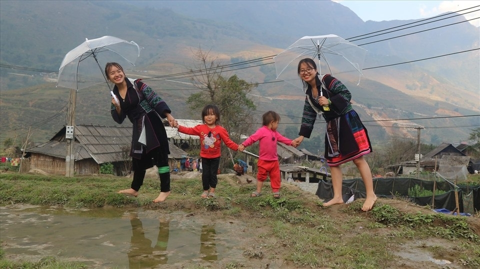 Người Mông ở bản Pá Kạch đang từng bước nâng cao chất lượng cuộc sống nhờ được thụ hưởng những chính sách hỗ trợ phù hợp.