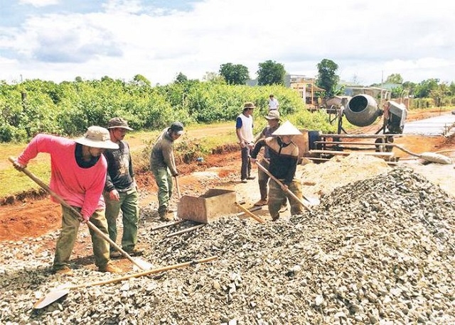 Đồng bào các dân tộc, tôn giáo tích cực tham gia xây dựng nông thôn mới (Ảnh: Int)