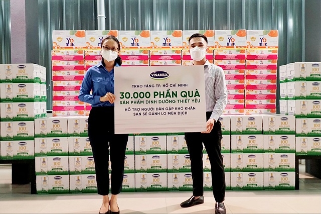 30.000 phần quà đã được Vinamilk trao cho Thành Đoàn TP.HCM để gửi đến người lao động, người dân khó khăn do ảnh hưởng của bệnh dịch trên địa bàn thành phố.