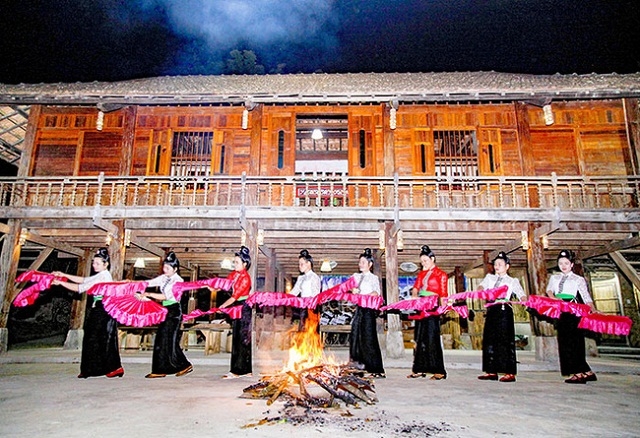 Đội văn nghệ biểu diễn múa xòe phục vụ khách tham quan và trải nghiệm (Ảnh: TL)