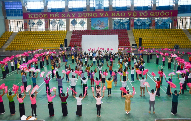 Các học viên tham gia lớp truyền dạy nghệ thuật xòe Thái tại Nhà thi đấu đa năng tỉnh (Ảnh: TL)