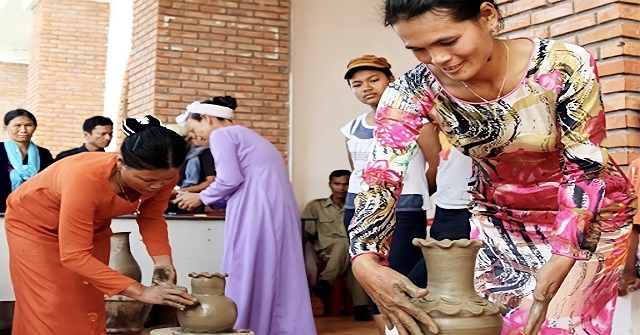 Công nhân làm việc tại HTX gốm Chăm Bàu Trúc có thu nhập ổn định trung bình 5-6 triệu đồng/tháng.