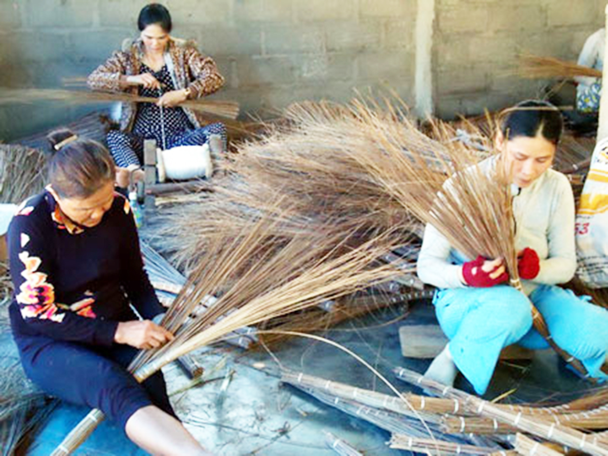 Nghề bó chổi ở Mỹ An đang tạo việc làm cho nhiều lao động nông thôn (Ảnh TL).