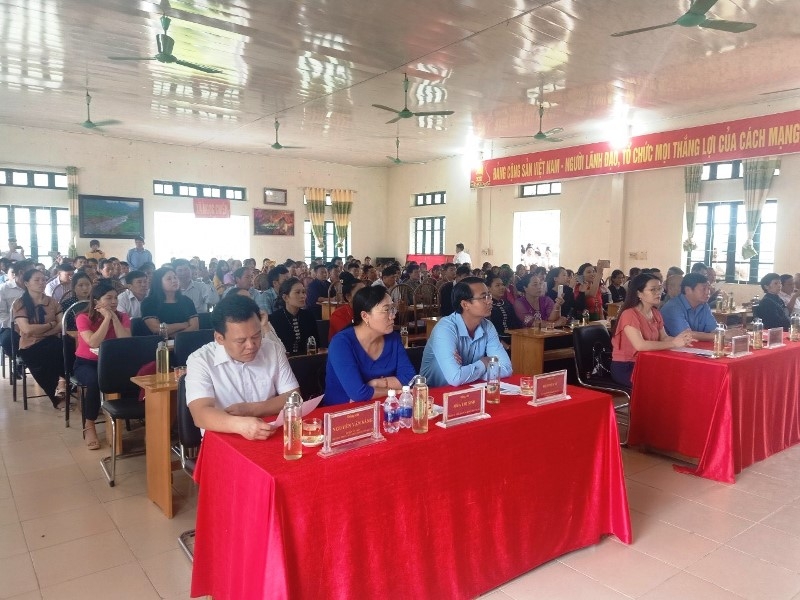 Cán bộ các xã, huyện Mường La gương mẫu tham gia các lớp tuyên truyền phổ biến giáo dục pháp luật, từ đó tăng cường công tác tuyên truyền đến với đồng bào dân tộc trên địa bàn.