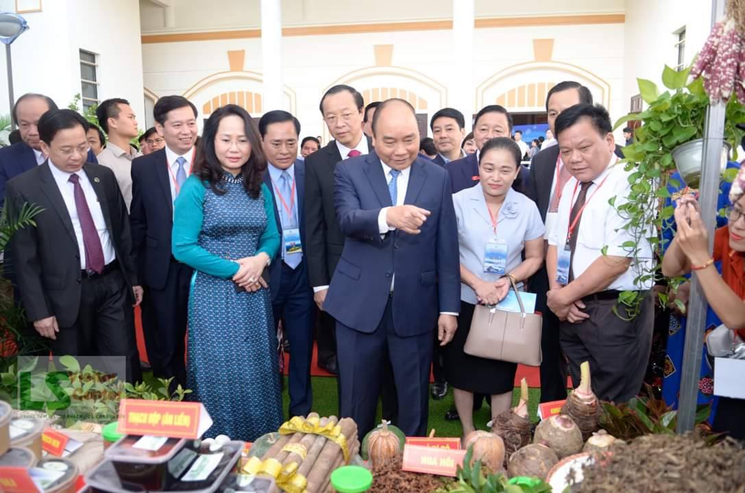 Thủ tướng Nguyễn Xuân Phúc thăm gian hàng của HTX nông sản sạch Tràng Định năm 2019.