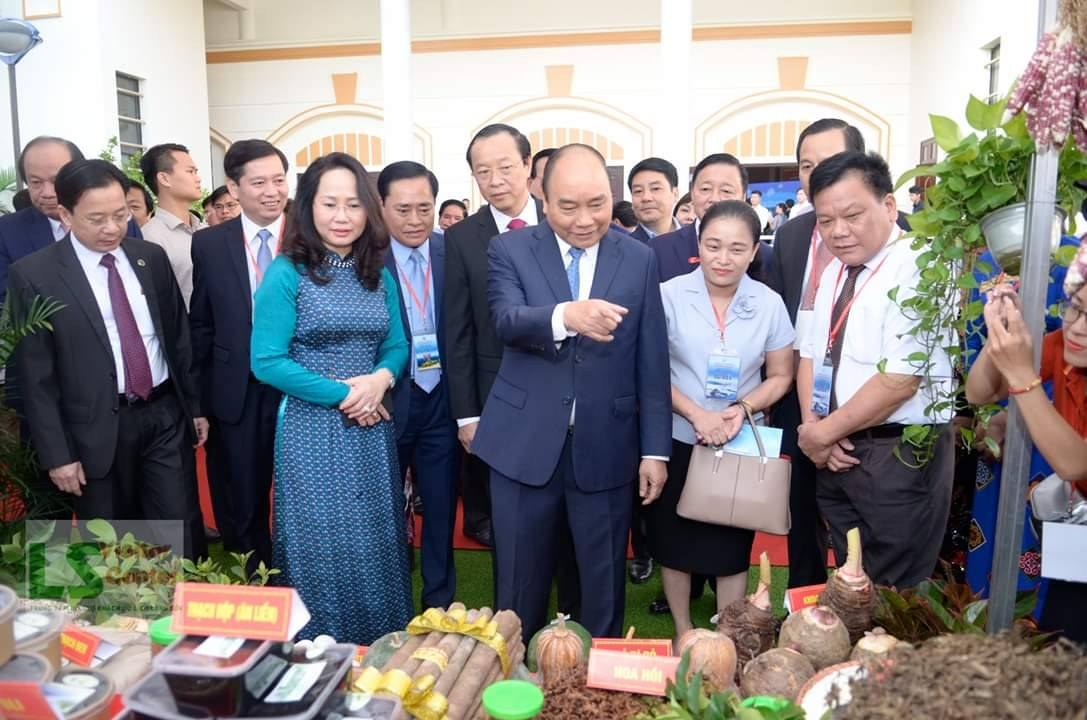 Thủ tướng Nguyễn Xuân Phúc thăm gian hàng của HTX nông sản sạch Tràng Định năm 2019.