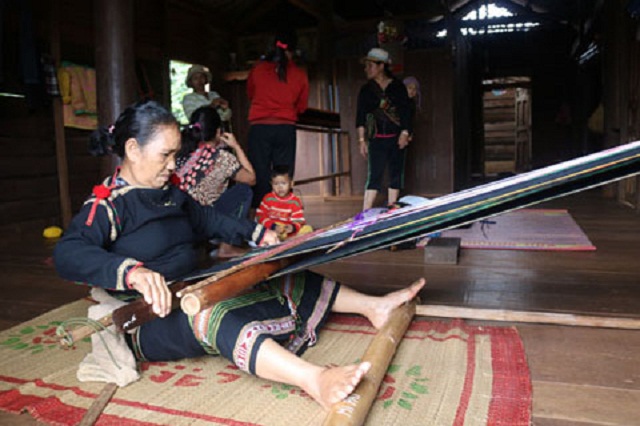 Thành viên Tổ dệt thổ cẩm truyền thống buôn Mùi 2 đang dệt vải (Ảnh: TL)