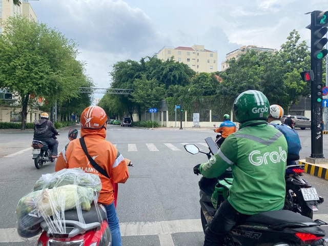 Mức phí giao hàng tăng chóng mặt do thiếu shipper, trong khi nhu cầu đi chợ online ngày càng lớn. (Ảnh: Int)