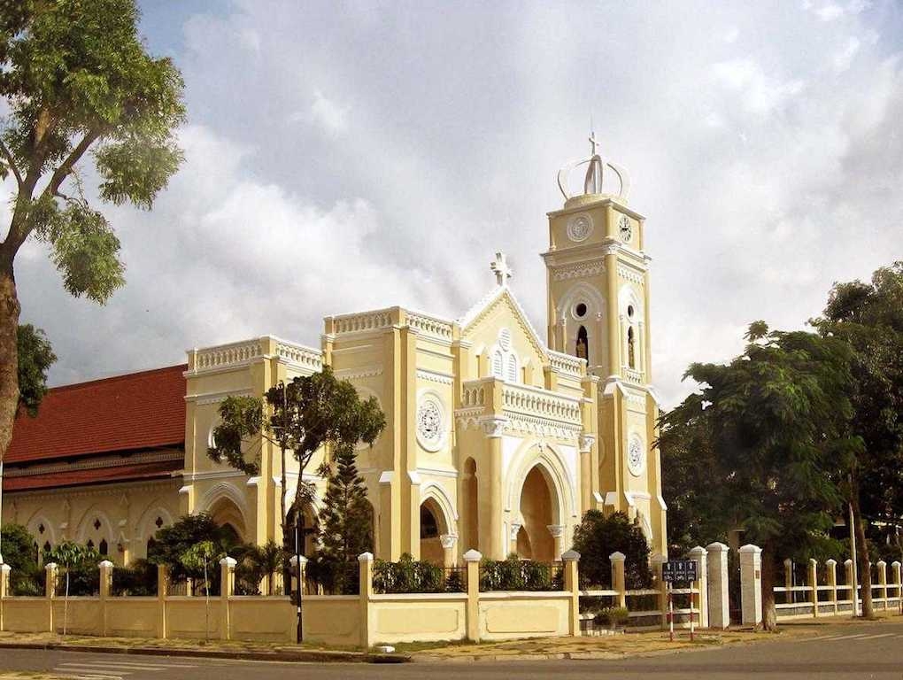 Các giáo dân nâng cao ý thức chấp hành pháp luật, tích cực tham gia bài trừ tội phạm đã mang lại bình yên cho các giáo xứ, họ đạo ở Tiền Giang.