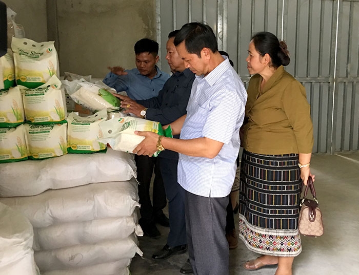 Ban Giám đốc HTX Thanh Yên giới thiệu sản phẩm gạo Tâm Sáng với khách hàng.