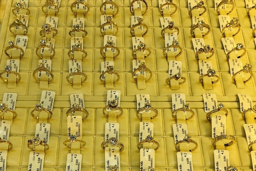 Giá mua và bán các loại vàng nữ trang trong sáng nay đồng loạt đứng yên. (Ảnh: Int).