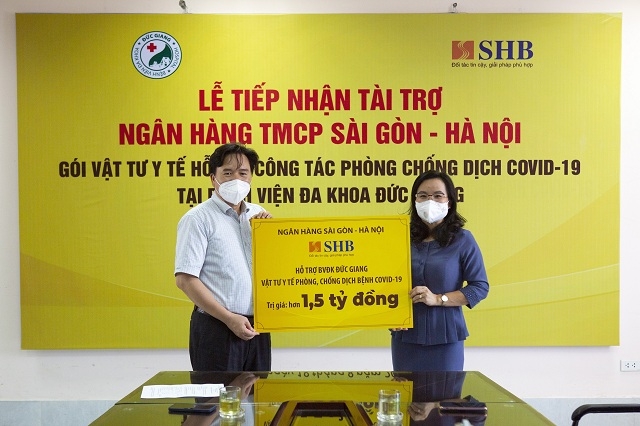 Đại diện SHB, TS. Ngô Thu Hà - Phó TGĐ trao ủng hộ vật tư y tế phòng chống dịch Covid-19 trị giá hơn 1,5 tỷ đồng cho TS. Nguyễn Văn Thường - GĐ Bệnh viện Bệnh viện Đa khoa Đức Giang.