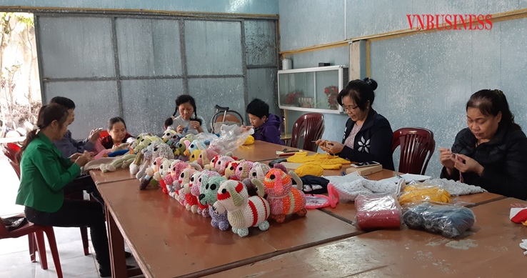 Hâng hóa của HTX Thủ công mỹ nghệ An Dương không bán được do dịch bệnh.