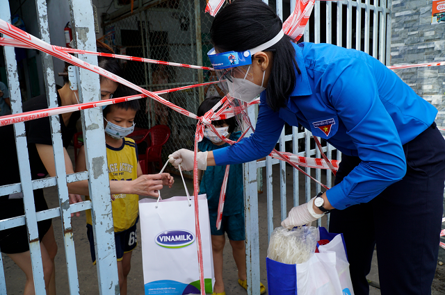 Những món quà thiết thực đã được Thành đoàn Tp.HCM và Vinamilk gửi đến bà con tại Quận Bình Tân những ngày giữa tháng 8.