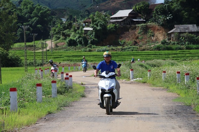 Các con đường ở Dồm Cang đã được bê tông hóa sạch đẹp.