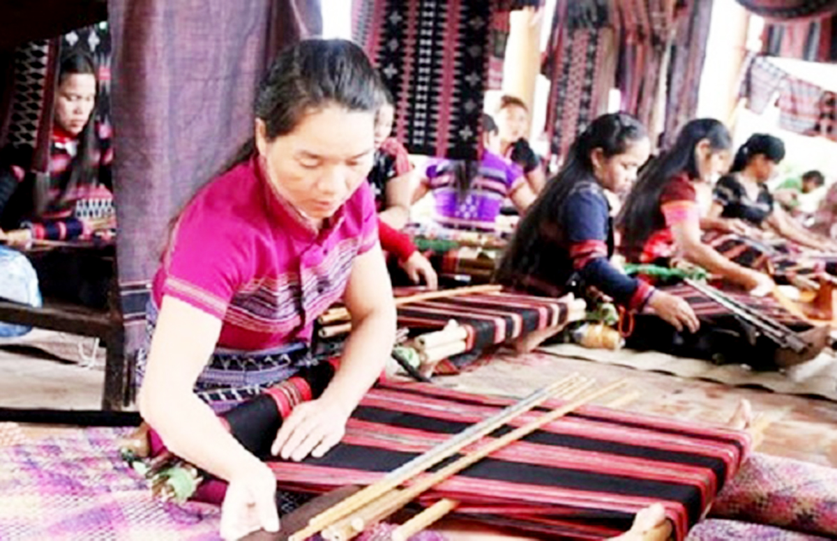 Công tác dạy nghề, truyền nghề giúp nghề dệt truyền thống ở A Lưới ngày càng phát triển (Ảnh TL).