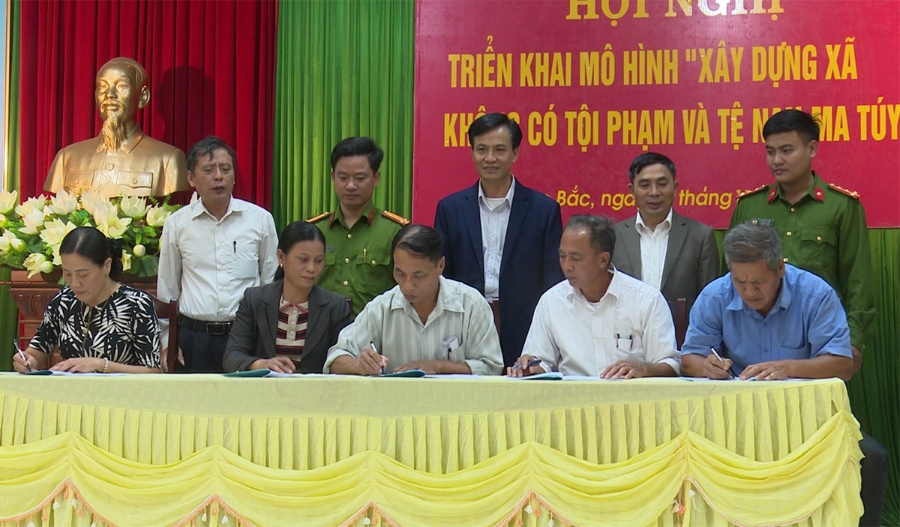 Đại diện các thôn, xóm của xã Mộc Bắc ký cam kết thực hiện mô hình xây dựng xã không có tội phạm và tệ nạn ma túy.