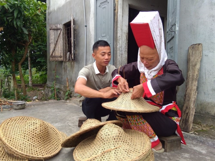 HTX Chu Ka là nơi tạo việc làm và phát triển nghề làm nón truyền thống của người Dao.